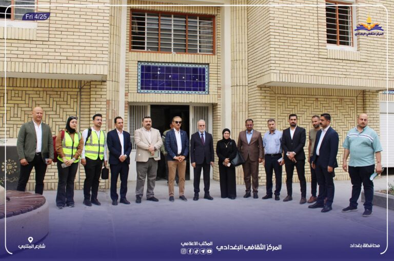 محافظ بغداد يتجول في أروقة المركز الثقافي البغدادي وعدد من الأماكن التراثية بشارع المتنبي