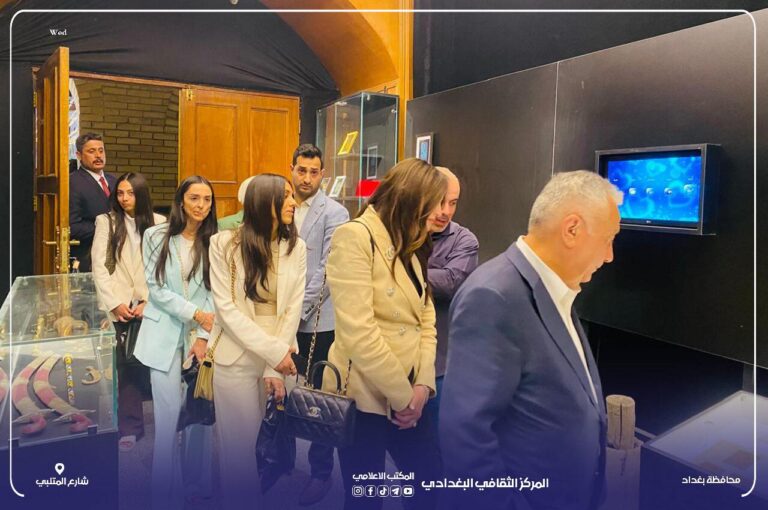 وفد سياحي متعدد الجنسيات يزور المركز الثقافي البغدادي