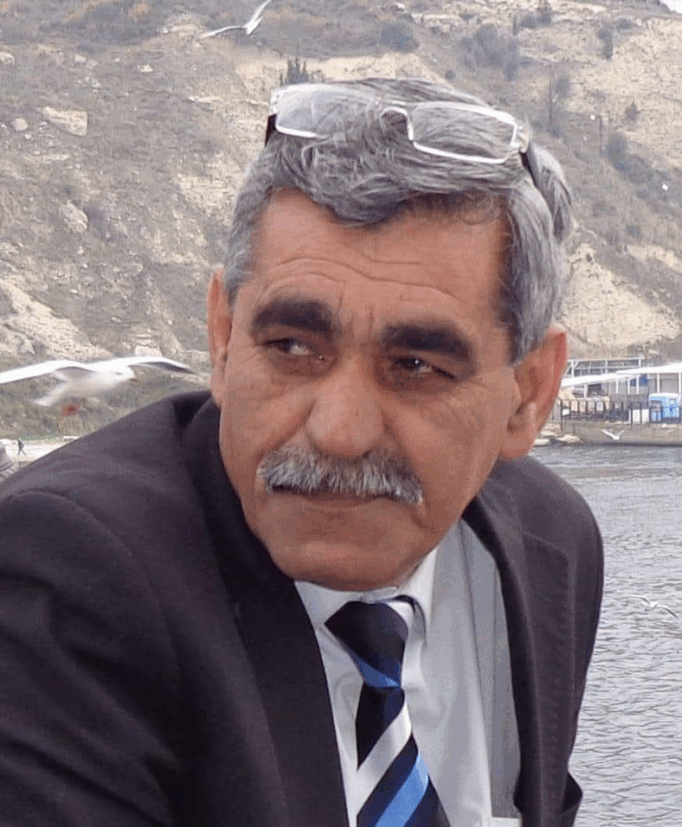 مؤرخ عراقي يقدم مجموعة كبيرة من الأرشيف العثماني لمشروع باب بغداد والمركز الثقافي البغدادي