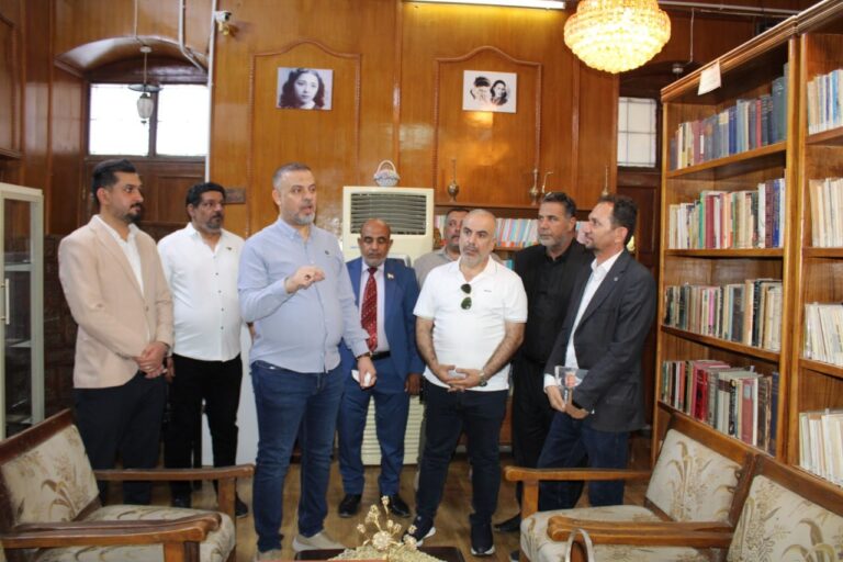 عضو مجلس محافظة بغداد يزور المركز الثقافي البغدادي ويشيد بدوره الريادي