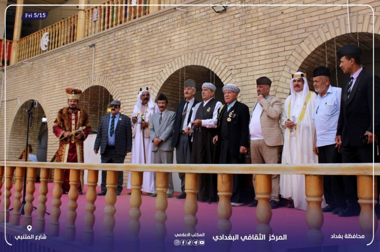 عرض للأزياء التراثية على المسرح الصيفي
